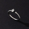 Nahaufnahme eines silbernen offenen Rings mit rechteckigem Zirkonia und Pavé-Fassung - Rechteckige Haupt Zirkonia Reihe Stil (Stil 17)