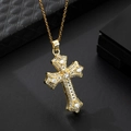 Collier avec pendentif croix punk doré serti de zircons cubiques sur fond sombre - Style Pave Or (Style 51)
