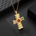 Collana a croce dorata con pietre preziose colorate su sfondo materico nero chic - Gemma Multicolore Dorata (Y)