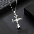 Collana a croce placcata in oro con pietre di zircone scintillanti su sfondo scuro - Croce Classica Traforata Argentata (B)