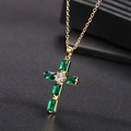 Dettaglio collana a croce placcata oro con pietre verde smeraldo e catena fine a O - Zirconia Verde Rettangolare Dorata (C)