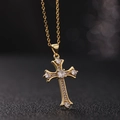 Dettaglio della collana con croce placcata oro e zirconi bianchi su sfondo scuro - Zirconia Bianca a Grappolo Tondo Dorata (F)