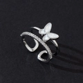 Bague double anneau argentée raffinée avec papillon nacré et zircons étincelants - Papillon Argenté Double Couche (D)