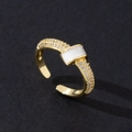 Vue macro détaillée de la bague dorée ajustable avec zircons et insert rectangulaire blanc - Rectangle Géométrique Doré (E)
