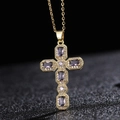 Vue macro du pendentif croix plaqué or avec zircons violets et détails de micro-pavage - Personnage Violet