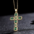 Détail du collier croix plaqué or avec pierres vert émeraude et pavé de zircons - Style Vert