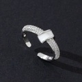 Vue détaillée d'une bague étoile ouverte avec incrustation en nacre et micro-pavage fin - Rectangle Géométrique Argenté (F)