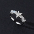Gros plan détaillé d'une bague étoile en argent avec zircons sur un fond sombre texturé - Étoile Argentée Couche Simple (H)