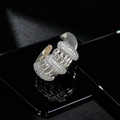Détail macro d'une bague ajustable argentée avec quatre rangées de cristaux pavés - Bague Anneau Argentée à Quatre Couches (M)