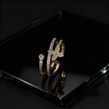 Anello regolabile a farfalla dorata con zirconi su sfondo nero riflettente - Stile Farfalla (A) / Oro