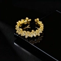 Anillo de flores doradas con circonitas micro-engastadas y banda abierta ajustable - Anillo Abierto Floral / Dorado
