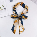 Sciarpa stretta in seta con stampa geometrica astratta blu e gialla a fiocco - Blu Marino Geometrico