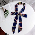 Sottile foulard in seta blu navy con motivi a catena dorata e fibbia in pelle - Maglia di Catena Blu Navy