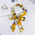 Sciarpa sottile in seta con stampa geometrica gialla e blu annodata a fiocco - Geometrico Giallo