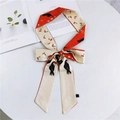 Foulard en soie orange et beige avec imprimé toucan et cerise noué en boucle - Perroquet Rouge