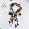 Foulard étroit en soie à imprimé floral orange et bleu marine noué en joli nœud - Rose Blanche Orange Brun