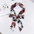Écharpe longue en soie à motif floral nouée en boucle en rouge, bleu marine et vert - Rose Blanche Rouge Vin