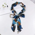 Ruban de foulard 155cm en polyester à imprimé floral bleu et beige sur magazine - Rose Blanche Marine