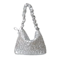 Silberne Metallic-Schultertasche mit Herzsteppung und gerafftem Riemen für Damen - Silber