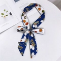 Écharpe longue en soie bleu marine et blanc avec motifs de papillons et de gemmes - Gemme Papillon Marine