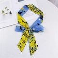 Foulard twilly bleu et jaune avec motifs oiseaux, noué en un nœud élégant - Oiseau Tacheté Jaune Bleu
