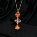 Dettaglio macro di una collana dorata multistrato con gemme colorate su velluto nero - Pendente Geometrico a 3 Strati in Smalto Rosso (I)
