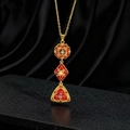Dettaglio della collana vintage in stile cinese con smalto rosso e ciondoli in pietre - Pendente Geometrico Floreale in Smalto Rosso (M)