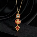 Dettaglio del ciondolo vintage a tre livelli con gemme colorate su seta nera - Pendente a 3 Stadi in Smalto Rosso Stile Palazzo (O)