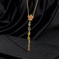 Collana a stella dorata con gemme arcobaleno a goccia su sfondo di seta nera lussuosa - Pendente Stella a Goccia Arcobaleno (A)