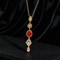 Collana con ciondolo in oro e cristalli geometrici colorati su espositore in seta nera - Pendente Geometrico in Agata Rossa (C)