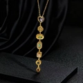 Elegante collana d'oro con pendente in cristallo geometrico colorato su sfondo velluto - Pendente Geometrico a Cuore Multicolore (D)