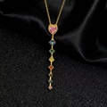 Dettaglio collana dorata con pietra a cuore rosa e sette gemme quadrate multicolore - Pendente Cuore e Quadrati Arcobaleno (F)