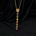 Dettaglio di una collana con pendente a stella dorata e gemme multicolori su seta nera - Pendente Stella Rosa e Punti Arcobaleno (G)