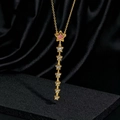 Dettaglio della collana a stelle dorata con gemme rosa e bianche su seta nera di lusso - Pendente Stelle Sfumate (H)