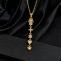 Dettaglio collana dorata con ciondoli hamsa, croce e stelle su seta nera - Pendente Combinato Simboli Portafortuna Religiosi (T)