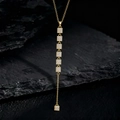 Raffinata collana con nappa in ottone dorato e sette ciondoli quadrati in cristallo zircone - Pendente Micro-set a 6 Quadrati Collegati (P)