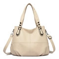 Große cremefarbene Tote Bag aus genarbtem Leder mit Kreuznähten und Metalldetails - Gebrochenes Weiß