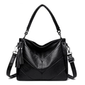 Dettaglio borsa shopper nera in pelle martellata con motivo a V e doppia nappa - Nero