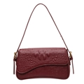Bolso vintage rojo oscuro con textura de cocodrilo y hebillas metálicas doradas - Rojo