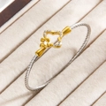 Bracelet torsadé en fil d'argent avec trèfle à quatre feuilles doré et oxydes de zircon - Bicolore (Or & Argent)