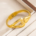 Bracciale rigido aperto in acciaio inox dorato 18k con cuori cavi in scatola regalo - Oro