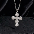 Collana con ciondolo a croce in argento e zirconi bianchi su sfondo di seta scura - Stile K Argento Bianco