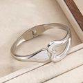 Elegante bracciale rigido in acciaio inossidabile lucido con design a cuore - Argento