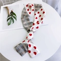 Sciarpa sottile twilly con cuori rossi e motivo a quadri classici su una rivista - Cuore Linea Sottile Rosso (CPD0037-4)