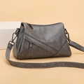 Sac bandoulière en cuir gris foncé avec fermetures éclair décoratives et bandoulière - Gris