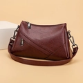 Sac bandoulière en cuir marron foncé avec coutures diagonales et finitions métalliques - Bordeaux