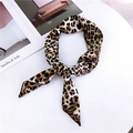 Elegante pañuelo de seda con estampado de leopardo anudado en forma de lazo - 70cm / Leopardo Amarillo