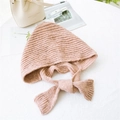 Sciarpa con cappuccio in maglia spessa rosa con lacci in un contesto accogliente - 70x25cm / Rosa
