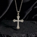 Collana a croce in argento con zirconi scintillanti e catena fine su pietra nera - Stile N Argento Bianco