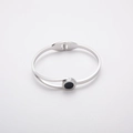 Dettaglio del bracciale in acciaio argento con numeri romani incisi e inserto nero - Color Acciaio